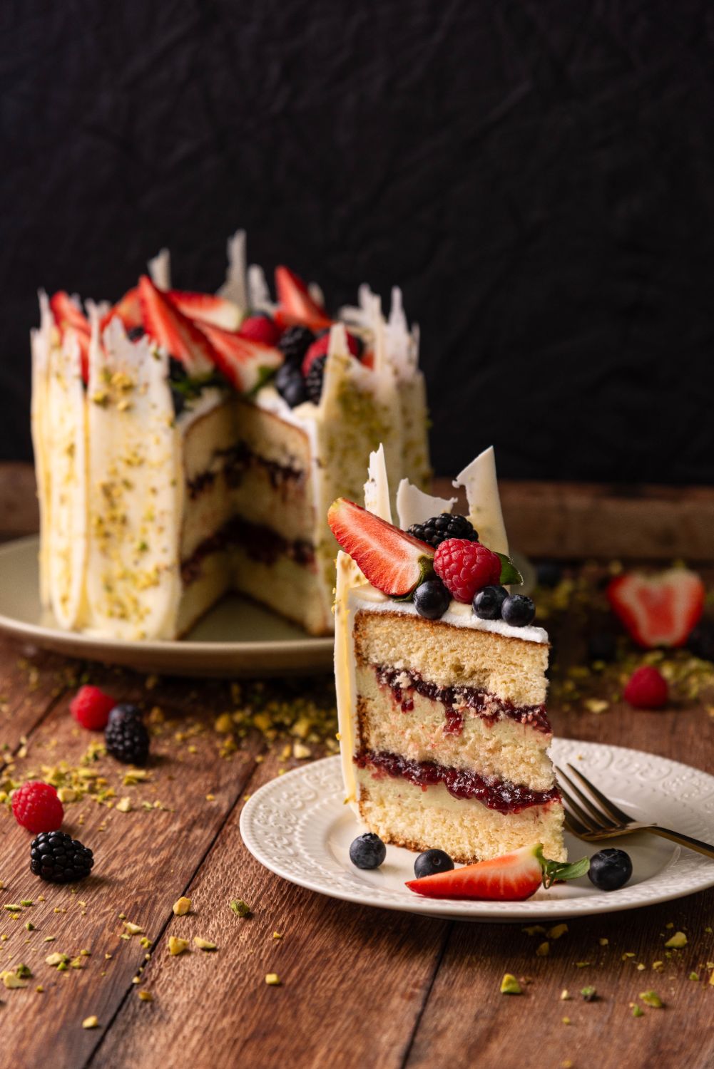 Fatia de bolo com frutas vermelhas