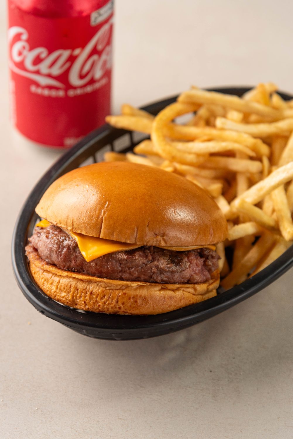 Hambúrguer com fritas fotografado em set