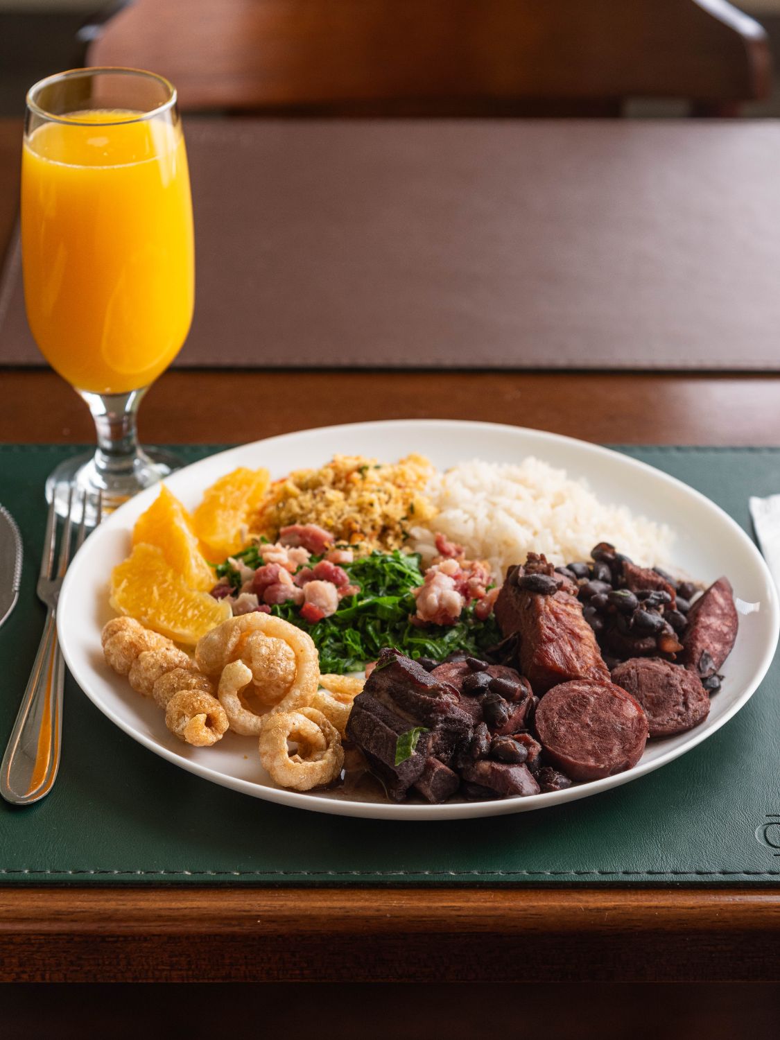 Prato brasileiro com arroz, feijão e carnes